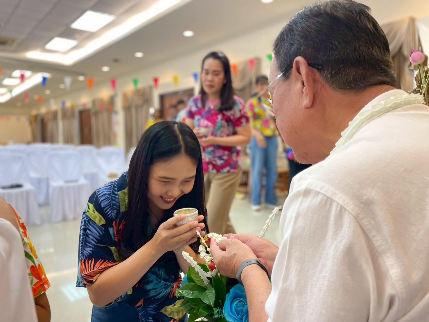 363. วันที่ 26 เมษายน 2568 สาขาการบริหารการศึกษา ได้จัดกิจกรรมรดน้ำดำหัวคณาจารย์ระดับบัณฑิตศึกษา ประจำสาขาการบริหารการศึกษา ณ ห้องประชุมครุร่มสัก 1 ชั้น 3 อาคารคณะครุศาสตร์